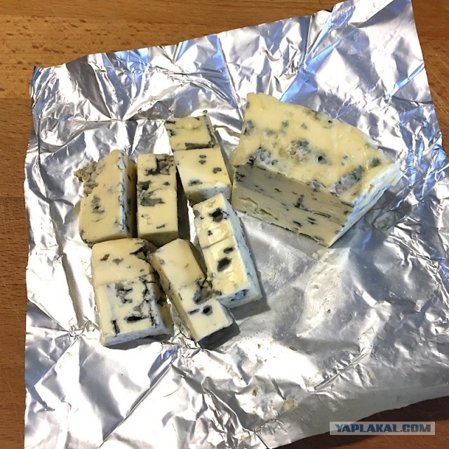 Куриное филе с голубым сыром с персиком и салатом