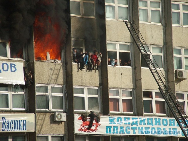 Соседи через окно спасли девушку из полыхающей квартиры в Москве