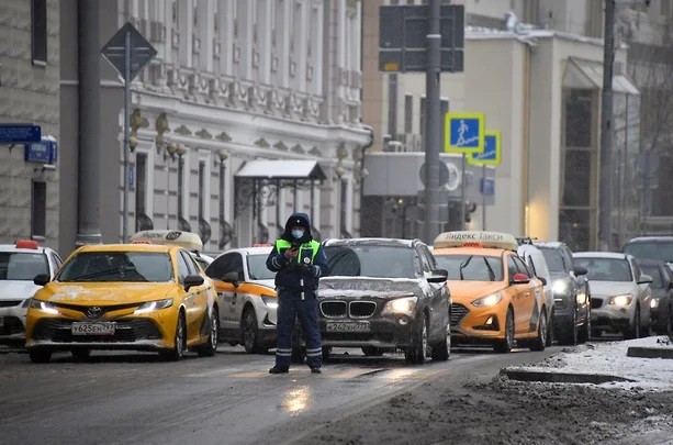 Автомобилистов начнут штрафовать за неправильные фары и резину не по сезону