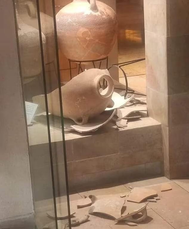 Четырёхлетний мальчик разбил глиняный кувшин возрастом 3500 лет в израильском музее в Хайфе