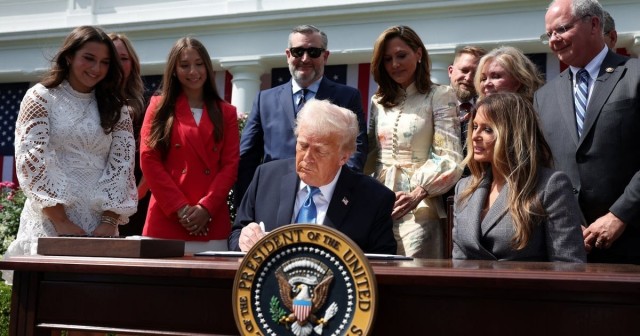 США: Трамп подписал закон о борьбе с непристойными дипфейками