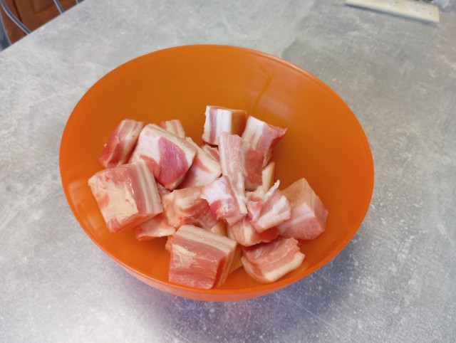 Сало, или грудинку, необходимо солить в крутом рассоле.