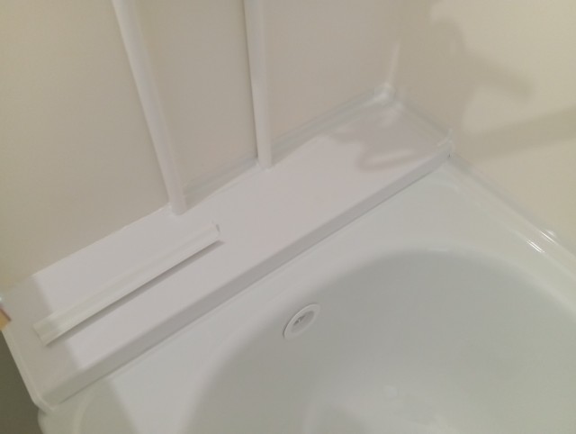 Чем расстояние между стеной и ванной заделать?