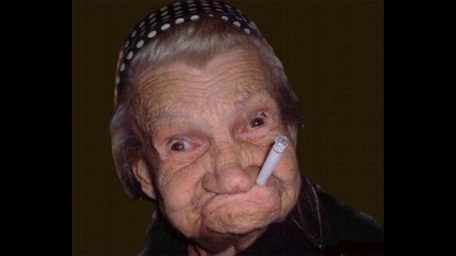 94-летняя бабуля из Москвы стреляет сигаретку у медбрата прямо с лафета реанимобиля