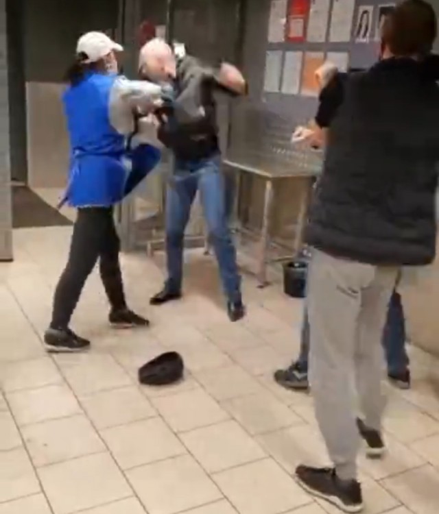Коня на скаку остановит...