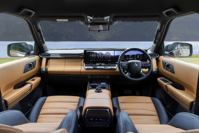 Новый Pajero выходит на рынок Японии по цене от 6 193 000 иен (около 3,2 млн рублей).