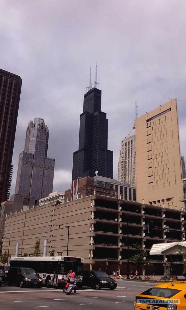 С небоскреба Willis Tower падают кирпичи