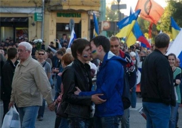 Москвичи встречают марш мира флагами ДНР И ЛНР