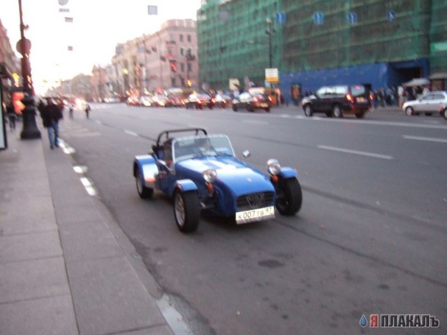 Невероятный автомобиль на улицах Питера (2 фото)