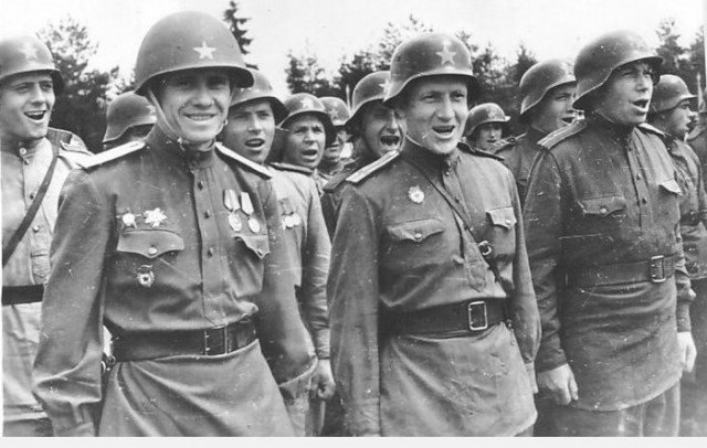 Самая забавная и необычная форма армий мира