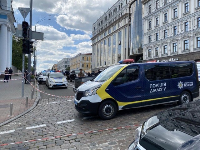 Мужчина угрожает взорвать бомбу в банке киевского бизнес-центра