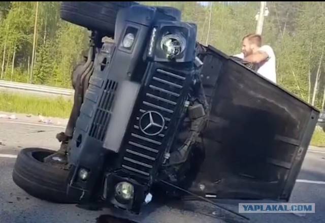Чёрный Гелик серьезно покувыркался на Зеленогорском шоссе.
