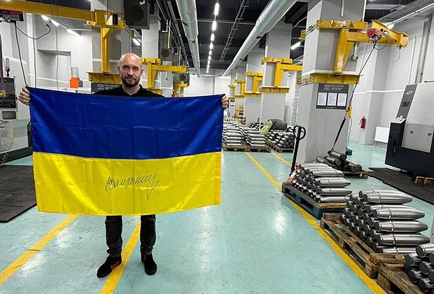 Украинский военкор Роман Бочкала случайно раскрыл страну, в которой Украина организовала производство снарядов.