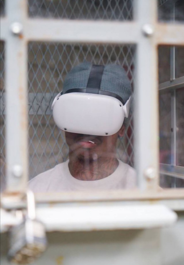 Нет, на фото не кадры из «Чёрного зеркала». Это тюрьмы США, где заключённым дают VR-гарнитуру на 4 часа в день