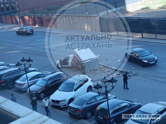 В Астрахани легковой фургон протаранил два электрических столба