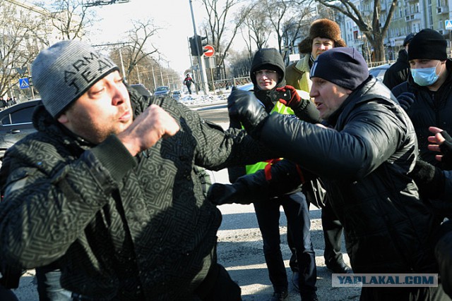 "Георгиевские " ленточки против флагов УПА