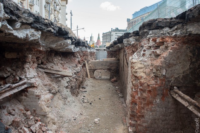 Археологические работы на Тверской в Москве: докопались до деревянных мостовых!