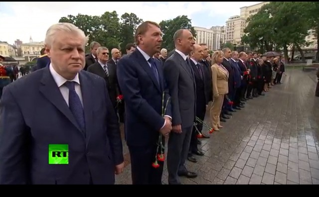 Путин отказался от зонта на церемонии возложения венков к могиле Неизвестного солдата