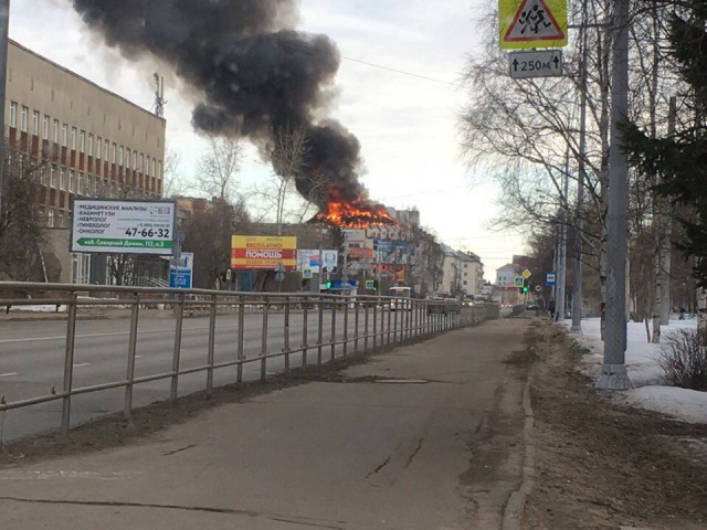 В Архангельске горит торговый центр