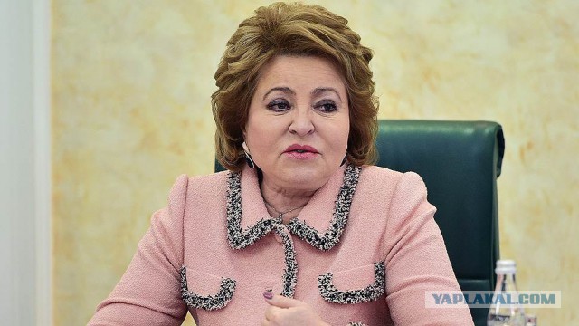 Рептилоид поправляет кожу лица