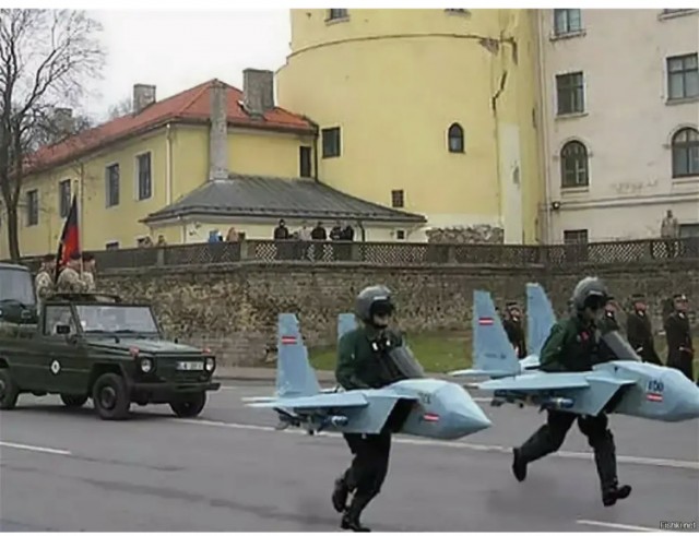 Латвийские военные в центре Риги пугают стрельбой своих граждан