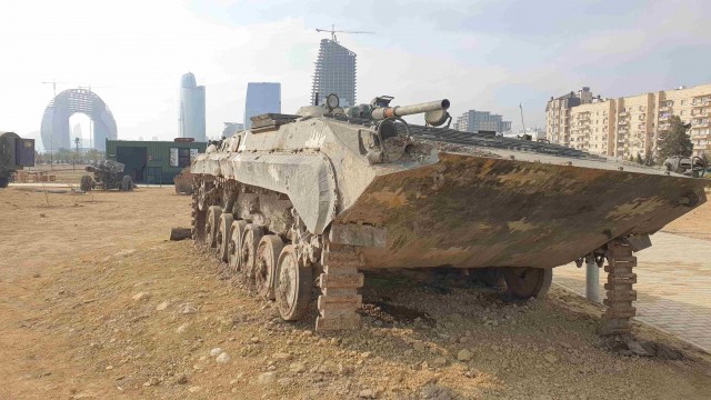 Выставка трофейной военной техники в Баку