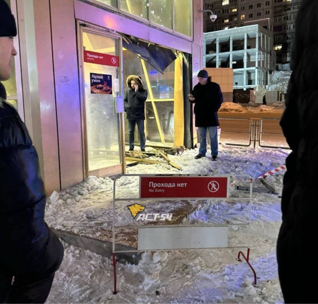 Автомобиль протаранил стеклянный вестибюль станции метро в Новосибирске. Два человека чудом спаслись.