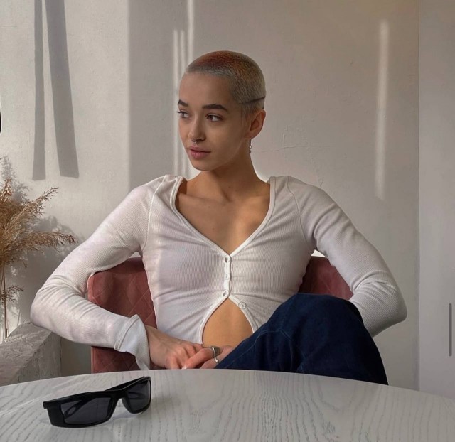 Женщина, которая принимала роды у блогерши Айши в надувном бассейне, после которых скончался ребёнок, задержана.