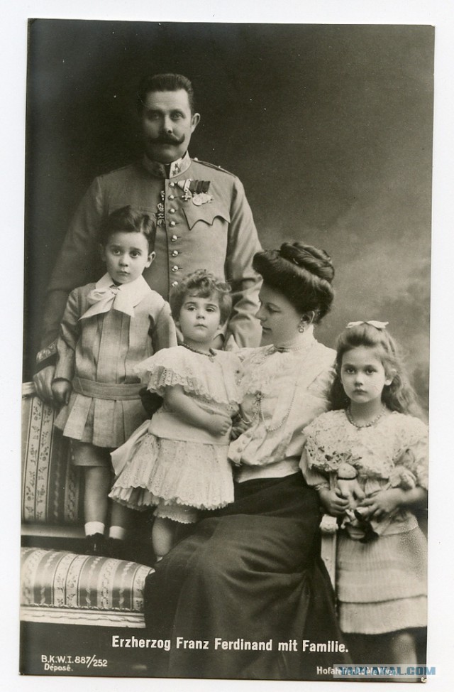 Уникальный альбом с фотографиями царской семьи.