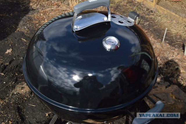 Копченые свиные ребрышки барбекю.