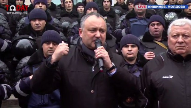 Молдавский "майдан" или просто способ согреться?