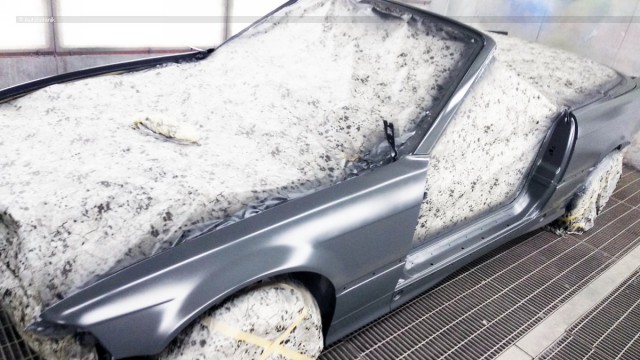 Cвежий весенний цвет на старый кабриолет