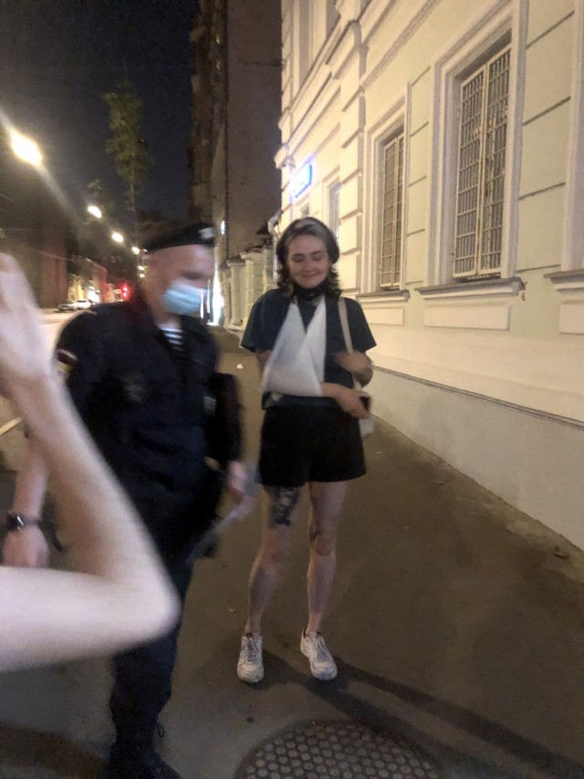 В Москве задержали девушку, которая снимала, как полицейские ведут маленькую девочку в автозак