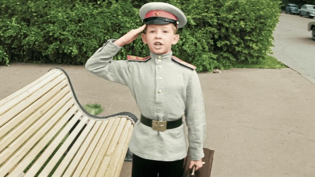 «Бил палкой по голове»: сибирячка заявила об избиении 10-летнего сына в детском военном центре — руководитель всё отрицает