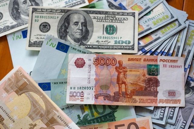 «Покупаем за рубежом всё, что могли бы делать сами». Эксперты — о дальнейшем обвале рубля