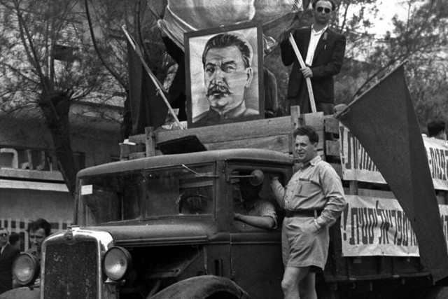 Американец показал паспорт, выданным его бабушке в 1932 году консульством США в Иерусалиме