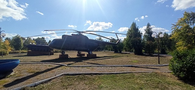 В западных соцсетях завирусился кадр с гигантской ракетой прямо во дворе — речь о памятнике «Союз-У» в Байконуре