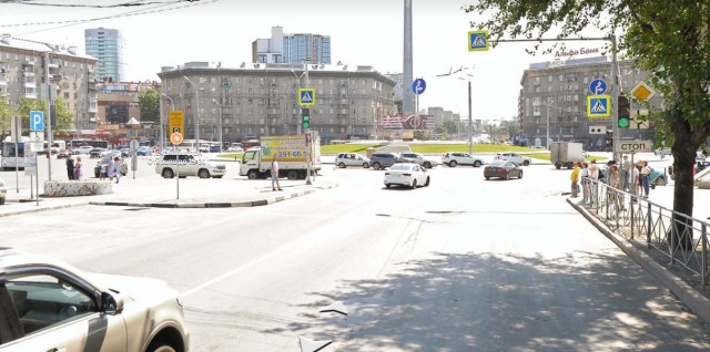 Водитель Changan решил съехать с кольца со среднего ряда и столкнулся с автомобилем Mitsubishi