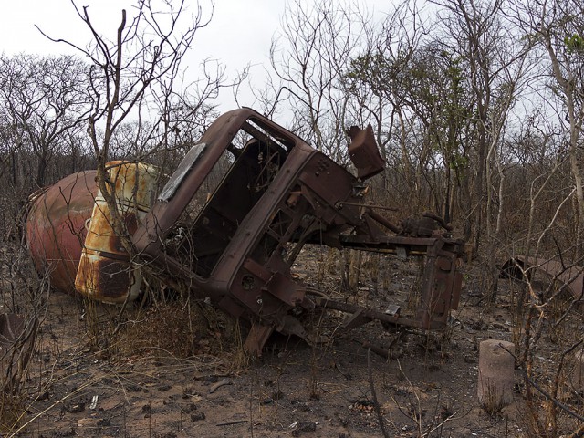 Ангола. Остатки военного лагеря в джунглях