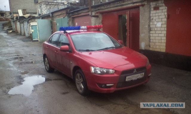 Дошутился с мишурой в виде мигалки на крыше