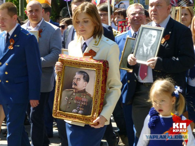 Поклонская с иконой Николая II приняла участие в акции "Бессмертный полк"