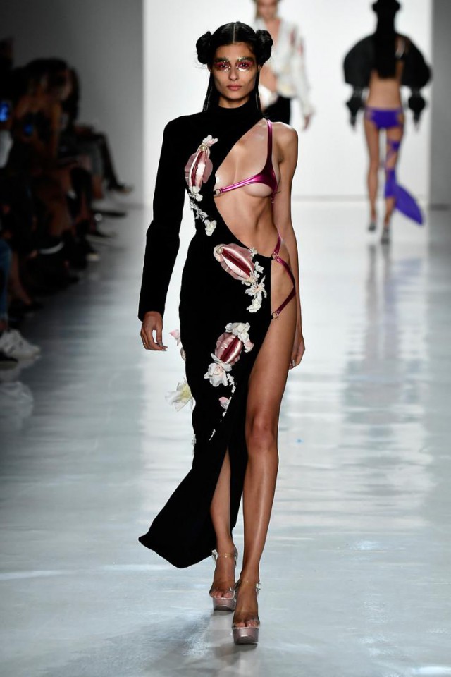 Мода следующего лета? На Неделе моды в Нью-Йорке представили коллекцию «вагино-платьев»