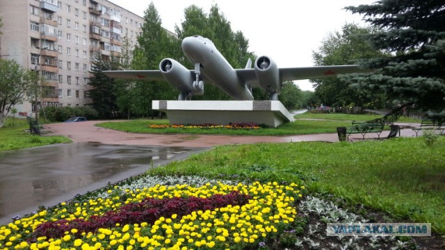 Самолет во дворе