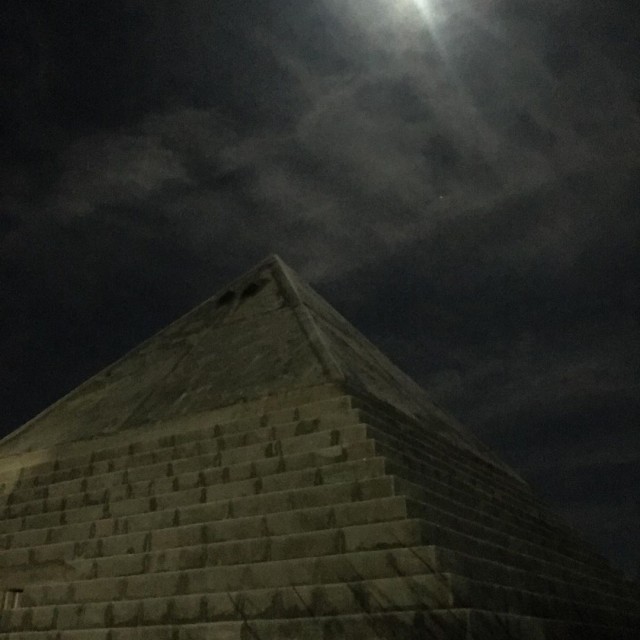 Под Петербургом построили девятиметровую копию пирамиды Хеопса