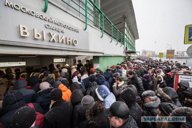 Говорите, у вас на станции "давка" в час пик? Тогда посмотрите на станцию в Индии