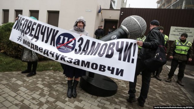 Зеленский отключил от вещания три оппозиционных канала - 112, NewsOne и ZIK