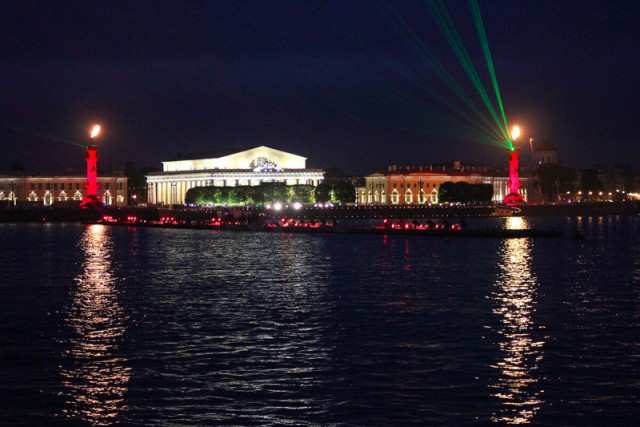 Что это за красные колонны в Петербурге?