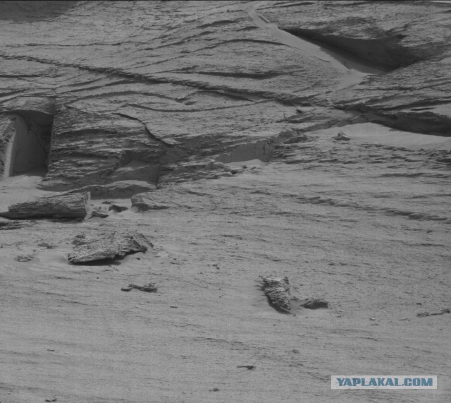 Марсоход Curiosity сфотографировал похожий на рукотворный «вход» в скалу