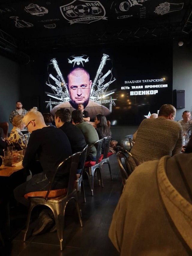 На Университетской набережной прогремел взрыв в кафе Street Food Bar № 1. Погиб военкор Владлен Татарский