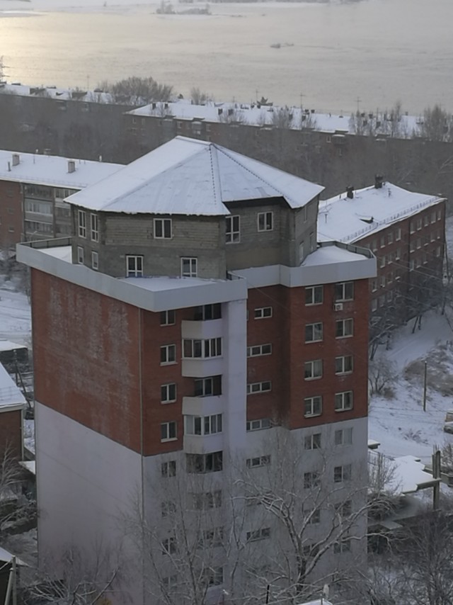 В Кишиневе на крыше многоэтажки построили дом